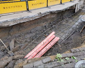 上海一工地土方垮塌砸伤3名工人 消防员紧急施救